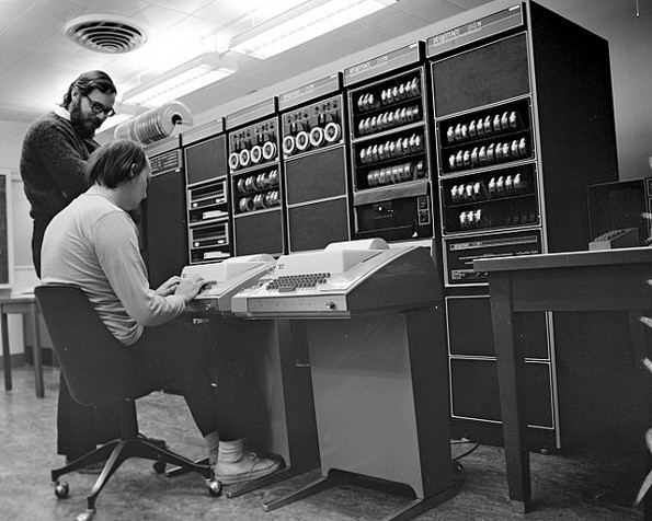 Dennis Ritchie şi Ken Thomprosn lucrând cu Unix PDP11